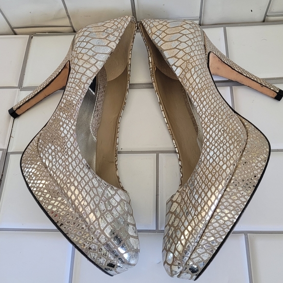 WHITE HOUSE BLACK MARKET SNOWFLAKE Textured Leather Platform High Heel Pumps  4i - Picture 9 of 10